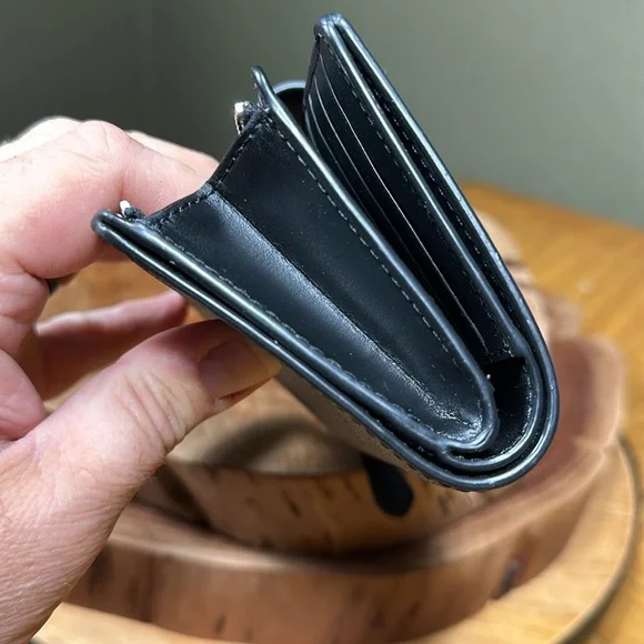 *LIKE NEW* COACH Signature Medium Corner Zip Wallet - Picture 13 of 15